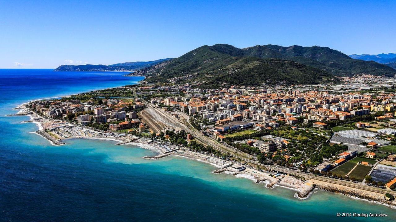 Delizioso Trilocale A Due Passi Dal Mare Di Albenga Apartment Luaran gambar